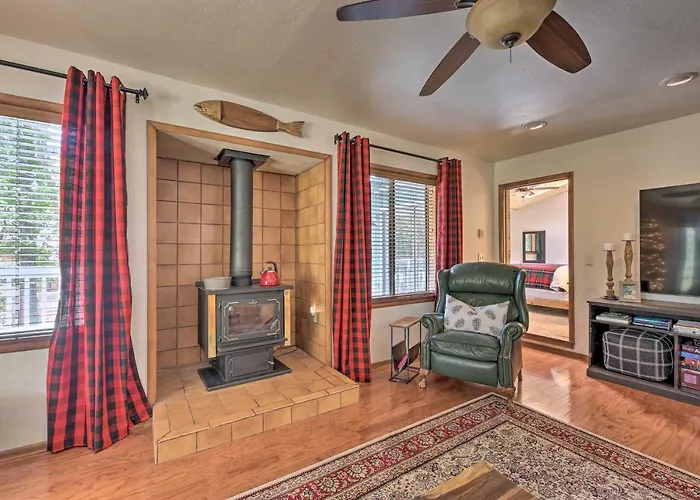 Deck + Yard: Family-friendly Pinetop Retreat *