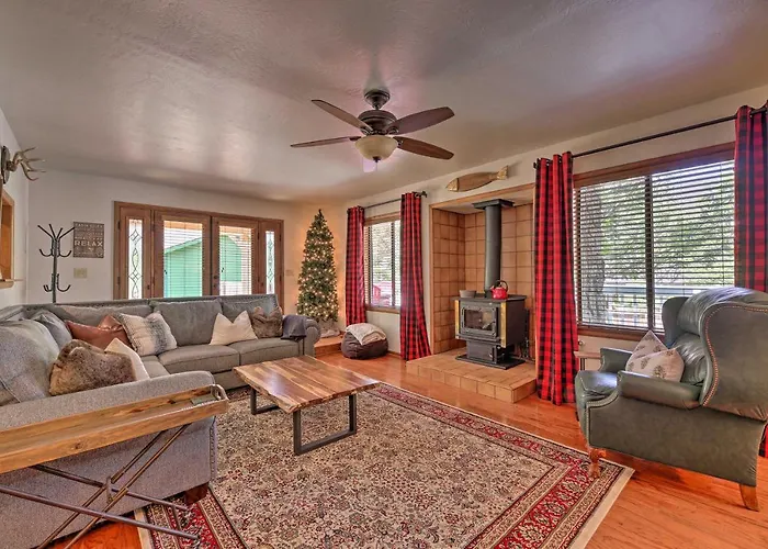 Ferienhaus Deck + Yard: Family-friendly Pinetop Retreat