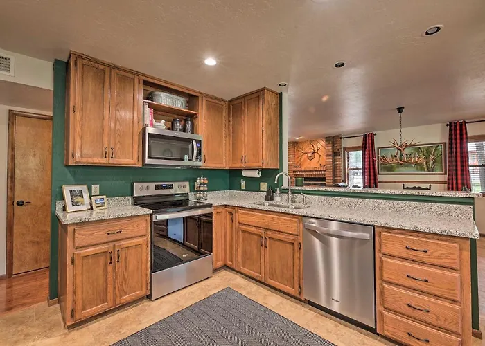 Ferienhaus Deck + Yard: Family-friendly Pinetop Retreat