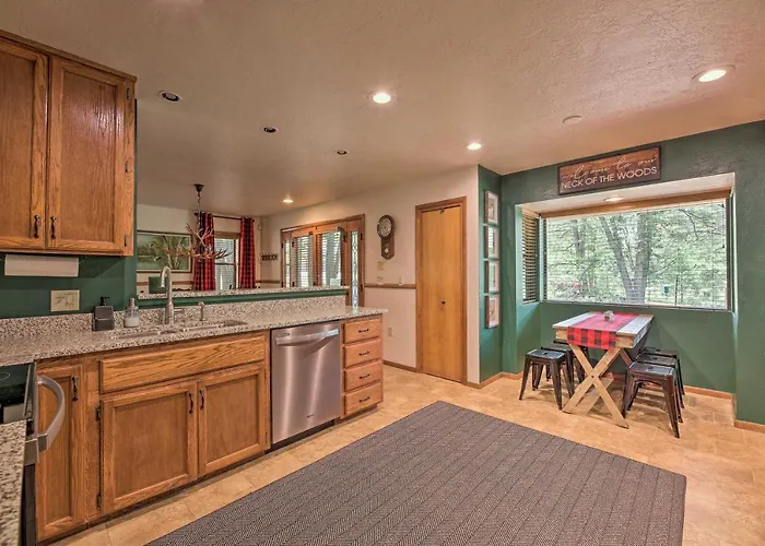 Deck + Yard: Family-friendly Pinetop Retreat * Indian Pine