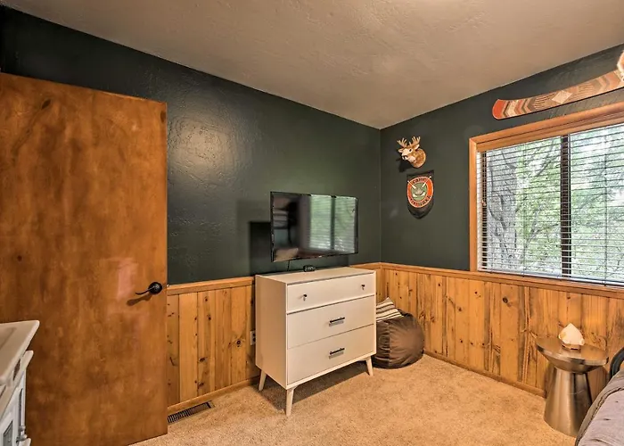 Deck + Yard: Family-friendly Pinetop Retreat *