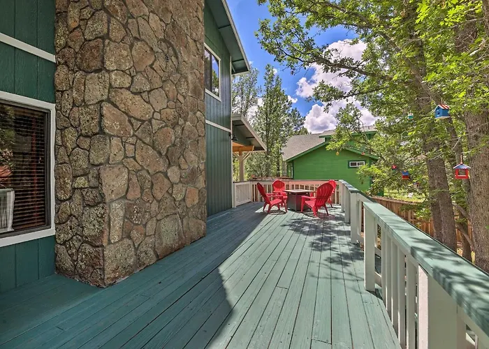 Deck + Yard: Family-friendly Pinetop Retreat *